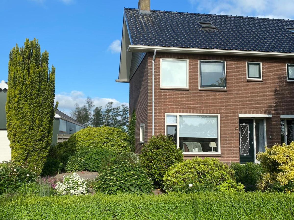 Jutrijp Huis Bij Het Water Met Sloepje מראה חיצוני תמונה