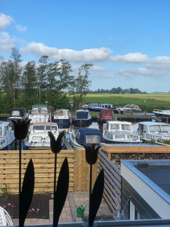 Jutrijp Huis Bij Het Water Met Sloepje מראה חיצוני תמונה
