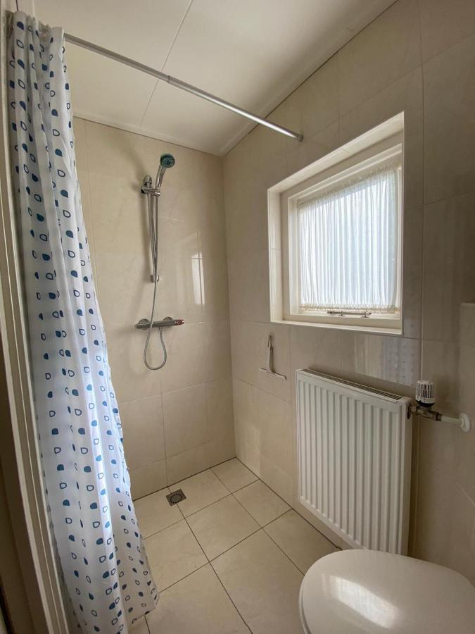 Jutrijp Huis Bij Het Water Met Sloepje מראה חיצוני תמונה
