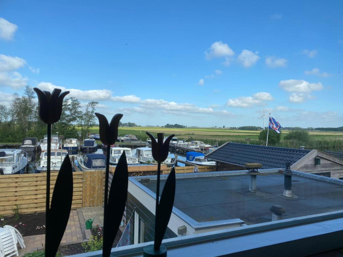 Jutrijp Huis Bij Het Water Met Sloepje מראה חיצוני תמונה