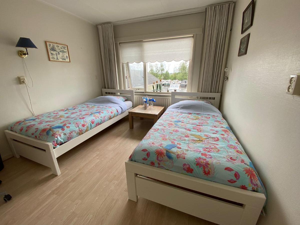 Jutrijp Huis Bij Het Water Met Sloepje מראה חיצוני תמונה