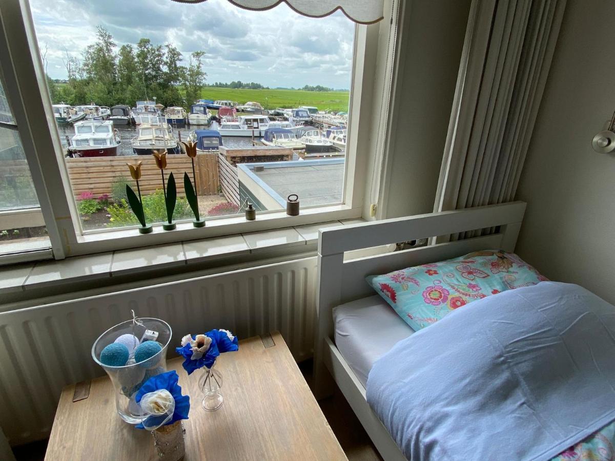 Jutrijp Huis Bij Het Water Met Sloepje מראה חיצוני תמונה