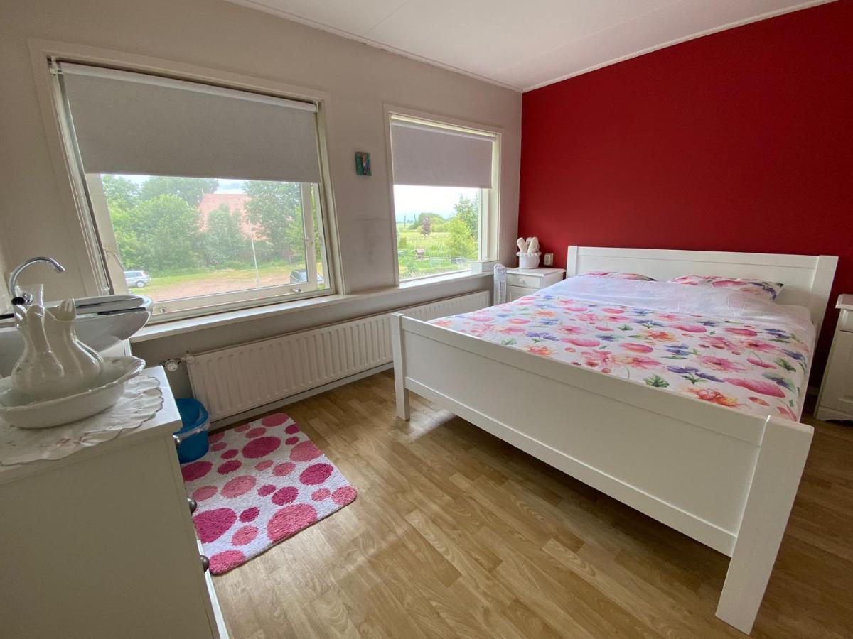 Jutrijp Huis Bij Het Water Met Sloepje מראה חיצוני תמונה