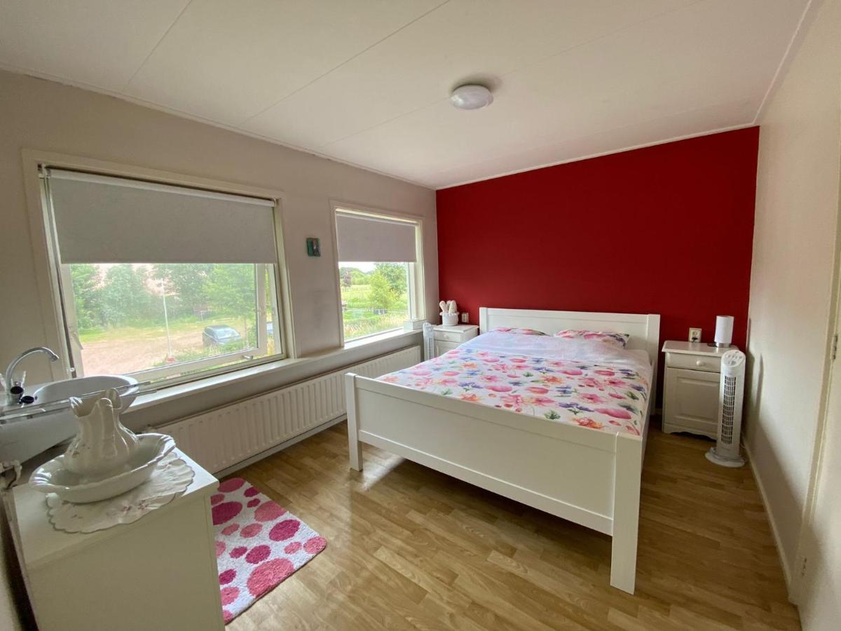 Jutrijp Huis Bij Het Water Met Sloepje מראה חיצוני תמונה